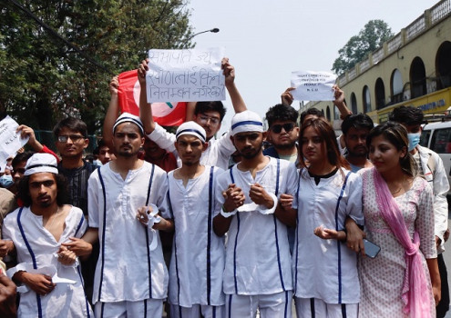 बालकृष्ण खाणलाई निलम्बन नगर्नुको कारण माग्दै सडकमा निस्कियो नेविसंघ